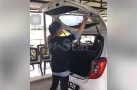 Mulakan dari depan kereta, kemudian manakala, kereta axia digunakan semasa ujian di jalan raya. Semua Ok Pegawai Jpj Pun Ok Walau Terhibur Netizen Persoal Macam Tu Ke Buat Rpk Viral Mstar