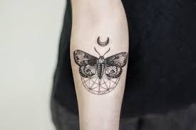 Motte Tattoo Bedeutung Des Motivs Und Einige Der Schonsten Mottenarten Bedeutung Der Des Einige Motivs Motte Motten Tattoos Hand Tattoos Moth Tattoo