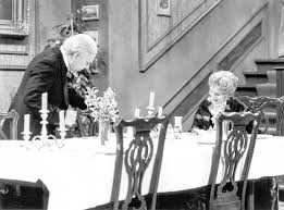 Als zusätzliche pointen läuft er einmal zu seinem eigenen erstaunen daran vorbei, stolpert dann aber auf dem rückweg, einmal schreitet er. Dinner For One Zum Ersten Mal Im Britischen Tv Woman At