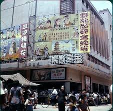 香港影業協會及香港戲院商會屬下機構香港票房有限公司回覆《立場新聞》查詢時表示，戲院上周四重開以來，累計票房達 1,705 萬港元。其中星期六、日更分別錄得 521 萬及 522 萬票房收入。單計周末，票房已逾千萬。 æ²¹éº»åœ°é‡'è¯æˆ²é™¢ History Pictures Hong Kong History