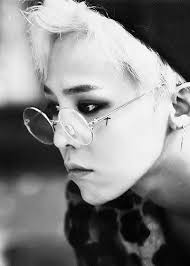 G-DRAGON's cool and cute photo