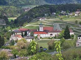Das Augustiner Chorherrenstift Neustift Bei Brixen Wurde Bereits Im Jahre 1142 Durch Den Damaligen Bischof Hartmann Von Sudtirol Urlaub Kloster Italien Reisen