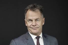 Mr. Topdanmark vinker farvel til magt og direktørløn