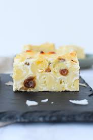 Timp preparare branza se amesteca cu zahar, oua, gris, stafide+ esenta de rom , zahar vanilat si coaja rasa de lamaie. Budinca De Paste Cu Branza De Vaci Foodieopedia