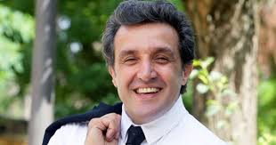 Storia della vita di flavio insinna, attore e conduttore tv italiano. Yskcxauk0gfdm