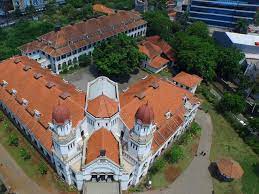 Lawang sewu merupakan salah satu objek wisata favorit di kota semarang. Kesan Angker Tutupi Pengetahuan Sejarah Lawang Sewu Lifestyle Liputan6 Com