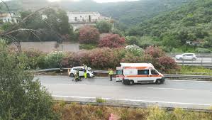 Un grave incidente si è verificato attorno le 18 di oggi pomeriggio lungo l'autostrada nei pressi dello nonostante la gravità dell'incidente quasi del tutto illesi i conducenti dei due mezzi coinvolti, anche se. Grave Incidente Sulla Messina Palermo Automobilista In Fin Di Vita Gazzetta Del Sud