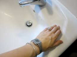 Metallische Kratzer In Keramikwaschbecken Oder Wc Schussel