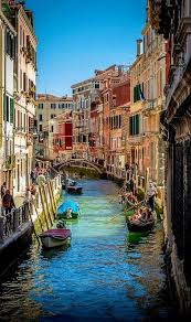 La magia de sus canales atrapa cada año a millones de turistas, que se acercan a esta joya del adriático para. Venecia Italia Una Malgama De Color Y Sensaciones Venice Travel Beautiful Places To Visit Venice Photography
