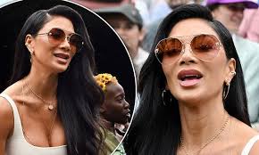 Nicole Scherzinger puts