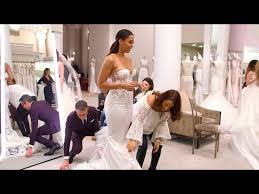 Nba superstar steph curry of the golden state warriors and brother seth of the portland trailblazers surprised their sister sydel with a wedding gift steph curry and his wife ayesha tell his sister in the elon video post. Watch Ayesha Curry Help Sister In Law Find Wedding Dress