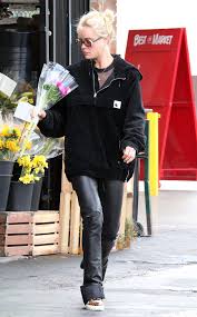 Choose and order from over 400 pre designed flower arrangements happiness guaranteed with our stunning and gorgeous flower bouquets that lasts longer. Brooke Perry Out Buying Flowers In West Hollywood 03 10 2021 Hawtcelebs