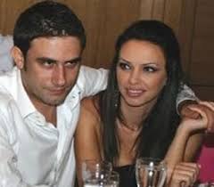 Ajo ka 2 djem, por burrin nuk ia kemi parë kurrë. Ja kush është  bashkëshorti bukurosh i Xhemit