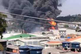 Um incêndio de grandes proporções em uma indústria de reciclagem em barueri, na grande são paulo, deixou ao menos três mortos hoje (26). Uu2ffugwskjuim