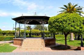 Südöstlich von marrakech (marrakesch) verläuft der hohe atlas, das höchste gebirge in der jardin majorelle ist ein botanischer garten und wurde vom aus frankreich stammenden künstler und maler. Konigreich Marokko