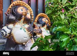KYOTO, JAPAN - OCTOBER 18, 2019: Ceramic statues of two Bake-danuki near  the Japan's bar. They are the kind of folklore supernatural beings (tanuki  y Stock Photo - Alamy