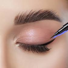 Gerade anfänger tun sich beim eyeliner auftragen schwer. Wing Eyeliner So Ziehst Du Dir Den Perfekten Cat Eye Lidstrich Cosmopolitan