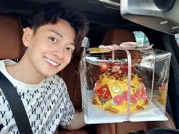 Ninh Dương Lan Ngọc tặng gì cho đồng nghiệp ngày Thần Tài?