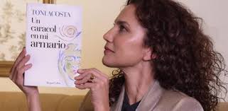 Toni Acosta se reconcilia con su pasado en una novela (casi) biográfica:  infancia, divorcio y... muchas risas