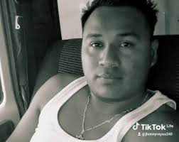 Cristo un día me tocó, en su plan me colocó, dijo que yo no tenia compe y  no se equivocó 🗽 #NiConmigoMismoCompito . 📸 @mihn.photos 👈🏼 Siganlo