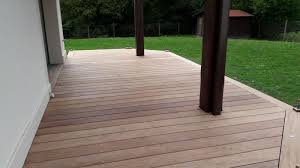 Si l'on veut que l'espace entre les lames n'excède pas 6mm l'hiver, il faudra alors les poser à environ 4mm les unes des autres en arrondissant. Terrasse Neuve En Cumaru Lames Qui Se Touchent Au Bout De 3 Mois Resolu 61 Messages