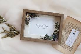 498 order ｌ判フォトフレーム 木目ブラウン 結婚祝い𓂃𓇬 いつもlessonにいらして下さるお客様よりご結婚のお祝いにとオーダー頂きました𓂃𓇬 お花は お客様のご希望カラー イメージに合わせてお作りいたしております この度のオーダー誠にありがとうございます フォト