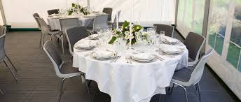 Des modèles pas chers, classiques ou en accord avec votre thème de mariage. Decoration De Table Mariage En 28 Idees Pour La Table Ronde