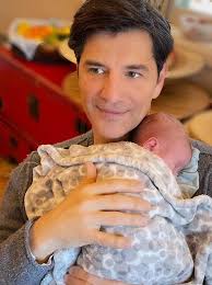 Ο σάκης ρουβάς (μαντούκι κερκύρας, 5 ιανουαρίου 1972) είναι έλληνας από μικρή ηλικία ασχολήθηκε με τον στίβο, κατακτώντας αρκετά μετάλλια ως μέλος της ελληνικής εθνικής. Sakhs Roybas Thn Hmera Twn Gene8liwn Toy Mas Systhnei To Neogennhto Anipsaki Toy Coffee Vibes Magazine