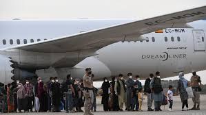 Scenes of chaos after blasts rock area around kabul airport. Jttqitcj8ysnhm
