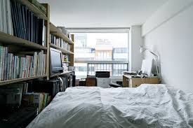 夫妻の寝室兼書斎 ベッドを挟んで写真の手前側にもデスクがある 壁の裏側は造り付けの書棚とし 夫妻それぞれの蔵書を収めた インテリア 家具 インテリアデザイン 自宅で