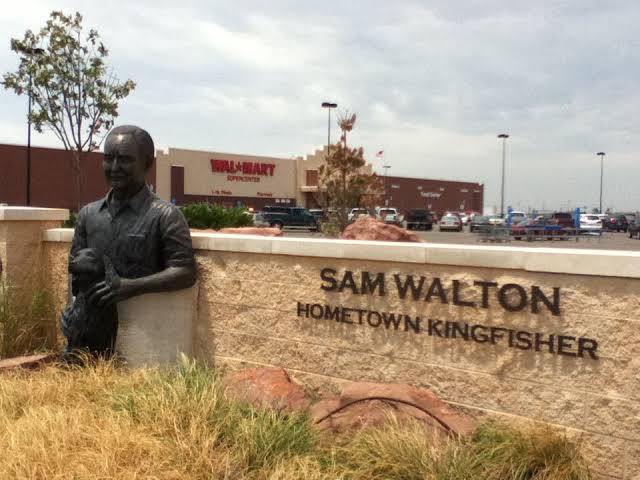 Mga resulta ng larawan para sa Sam Walton statue at Walmart"