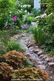 Hinterhofgarten Lauft Durch Strom Luft Der Strom Der Durch Hinterhofgarten Lauft Strom Der Durch Hinterhofga Garten Garten Ideen Springbrunnen Garten