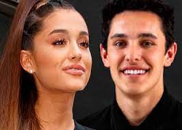 Según información de daily mail, el compromiso llega justo después de casi un año de salir con su novio de bienes raíces, ya que la pareja se vinculó. Ariana Grande Se Caso A Escondidas Aqui Los Detalles Tn8 Tv Nicaragua