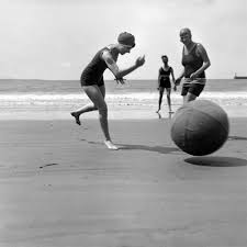 Yvonne Koko Et Bibi Royan Juillet 1924 C Photographie Jacques Henri Lartigue Ministere De La Culture Franc Photography Famous Photographers Photographer