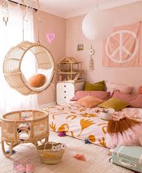 Chambre bébé princesse, chambre bébé rose et gris, chambre bébé bohème, chambre bébé licorne. Quoi De Plus Mignon Que Cette Chambre De Petite Fille Petit Cocon Suspendu Lit Pour Poupee En Rotin Et Le Kids Room Inspiration Girl Room Kid Room Decor