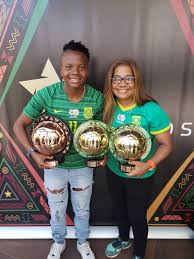 Thembi kgatlana, jugadora sudafricana del eibar, celebra con el puño cerrado. Banyana On Rise But Can Go Further