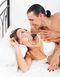 Das durchschnittliche deutsche ehebett ist zwei meter groß. Liebespaar Im Bett Fototapete Fototapeten Kussen Vorspiel Erotik Myloview De