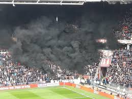 Een kwartier later werd er opnieuw een. Rechtbank Zes Mannen Uit Nuenen Schuldig Aan Veroorzaken Rookgordijn Bij Psv Ajax Eindhoven Ad Nl
