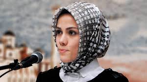 Cumhurbaşkanı recep tayyip erdoğan'ın kızları sümeyye erdoğan ve esra albayrak ile kadın ve demokrasi derneği (kadem) başkanı sare aydın yılmaz, tarsus'ta öldürülen 20 yaşındaki üniversite. Esra Erdogan Albayrak Kimdir Nerelidir Biyografisi Haberleri Diyadinnet