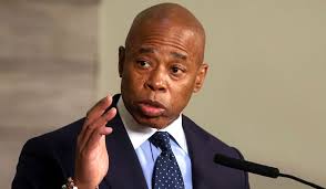 NYC Aides Doctored Photo of Fallen Officer to Back Up Mayor's Story: Report 