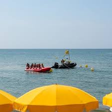 Les Sorties Banane Avec Le Mini Club Campinglessablons Bananaboat Beach Portiragnes Campsite Vacances Plage Occitanie Patio Umbrella Patio Outdoor