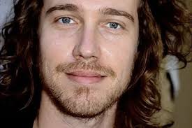 Julien Doré : Avant de cartonner, il déménageait !