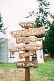Wooden Wedding Sign Idea Hand Painted Driftwood Sign With List Of Wedding Day Events Will Pursell Photo Holzerne Hochzeit Hochzeit Hochzeitstag