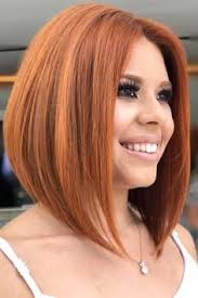 H Tash Sta Mallia Poy Epistrefei Sth Moda Ton Flebarh 15 Yperoxes Idees Me Kare Koyremata In 2020 Stacked Bob Haircut Long Bob Hairstyles Shades Of Red Hair