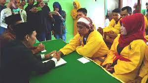 Kebaya memang cocok dikenakan di acara resmi apapun, seperti wisuda, kondangan, maupun berbagai macam upacara acara adat jawa. Bila Dua Pendekar Di Lamongan Menikah Pakai Seragam Kebesaran Mas Kawin Rp 370 Ribu Ini Maknanya Surya