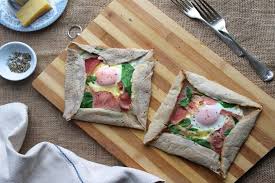 Hanno un aspetto rustico, con un colore più scuro rispetto alle altre, sono nutrienti e semplicissime da preparare in pochi minuti. Ricetta Delle Crepes Con Uova E Prosciutto Senza Glutine