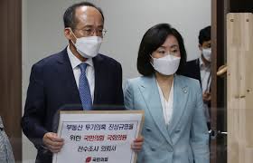 그의 아버지 윤기중은 충청남도 공주 출신이며, 연세대학교와 일본 히토쓰바시 대학 대학원을 졸업하고 연세대학교 통계학과 교수로 활동하다가 정년 퇴직했다. Cm3fwkjzqosstm