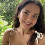 Alexis Farquhar's Instagram, Twitter & Facebook