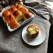 You know how when you walk into an asian bakery there's this awesome smell? Fluffy Hokkaido Milk Buns Recipe Baking Made Simple By Bakeomaniac