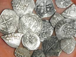 Tesoros que estuvieron ahí ocultos por siglos. Un Buscador Especialista En Encontrar Monedas Coloniales Andres Fernandez Monedas De Plata Monedas Coleccionables Monedas De Oro